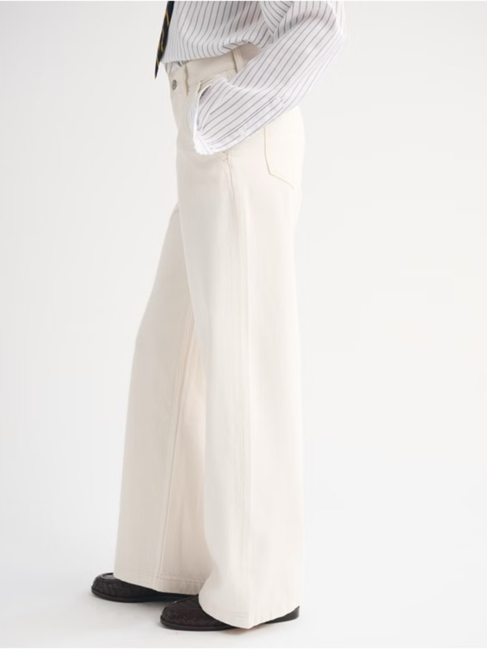 Abercrombie & Fitch High-Rise Wide Leg Trousers in Cream - Picture 4 of 10